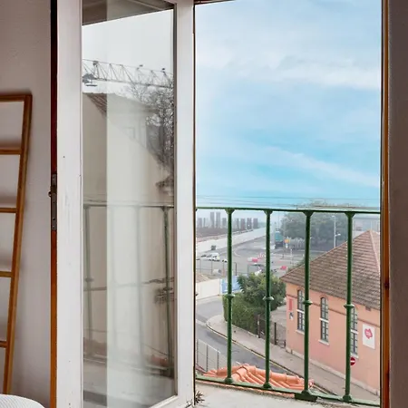 Alfama Views In Historical Apartment