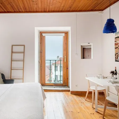 Bright Studio With Open Views | Alfama Apartmán